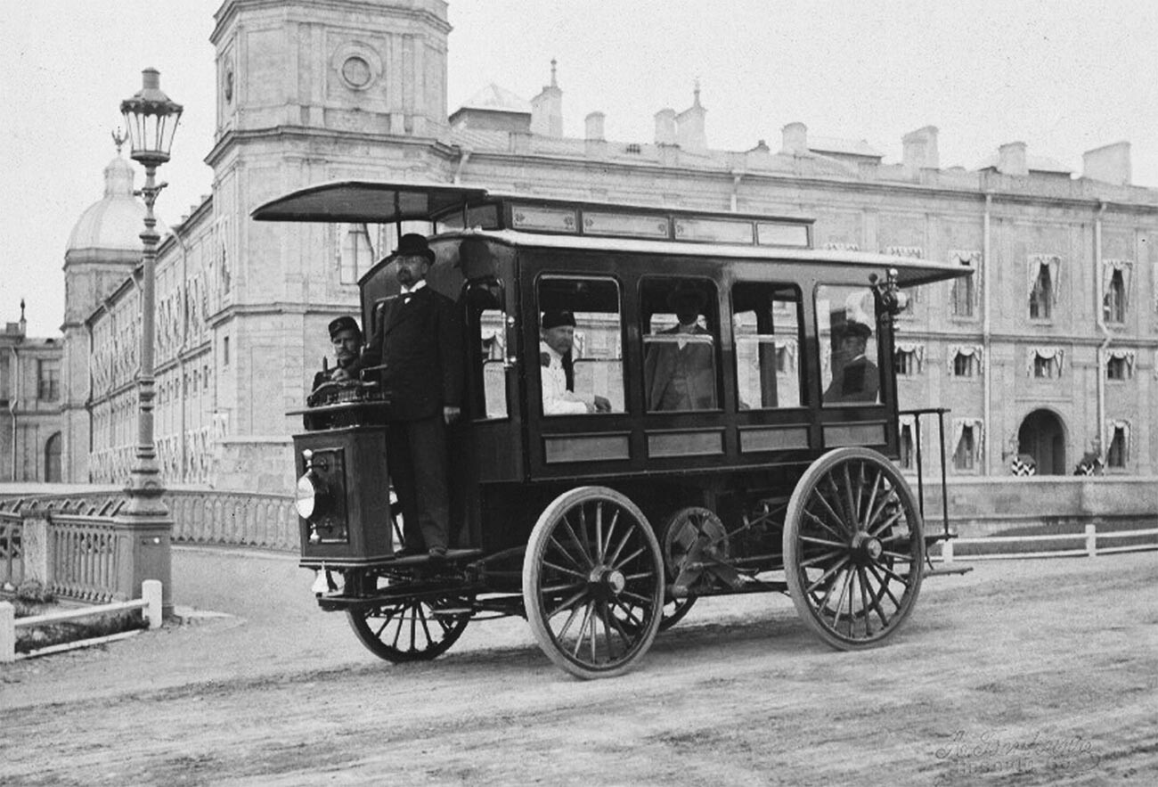 ロマノフの電気バス、1899年、サンクトペテルブルクにて