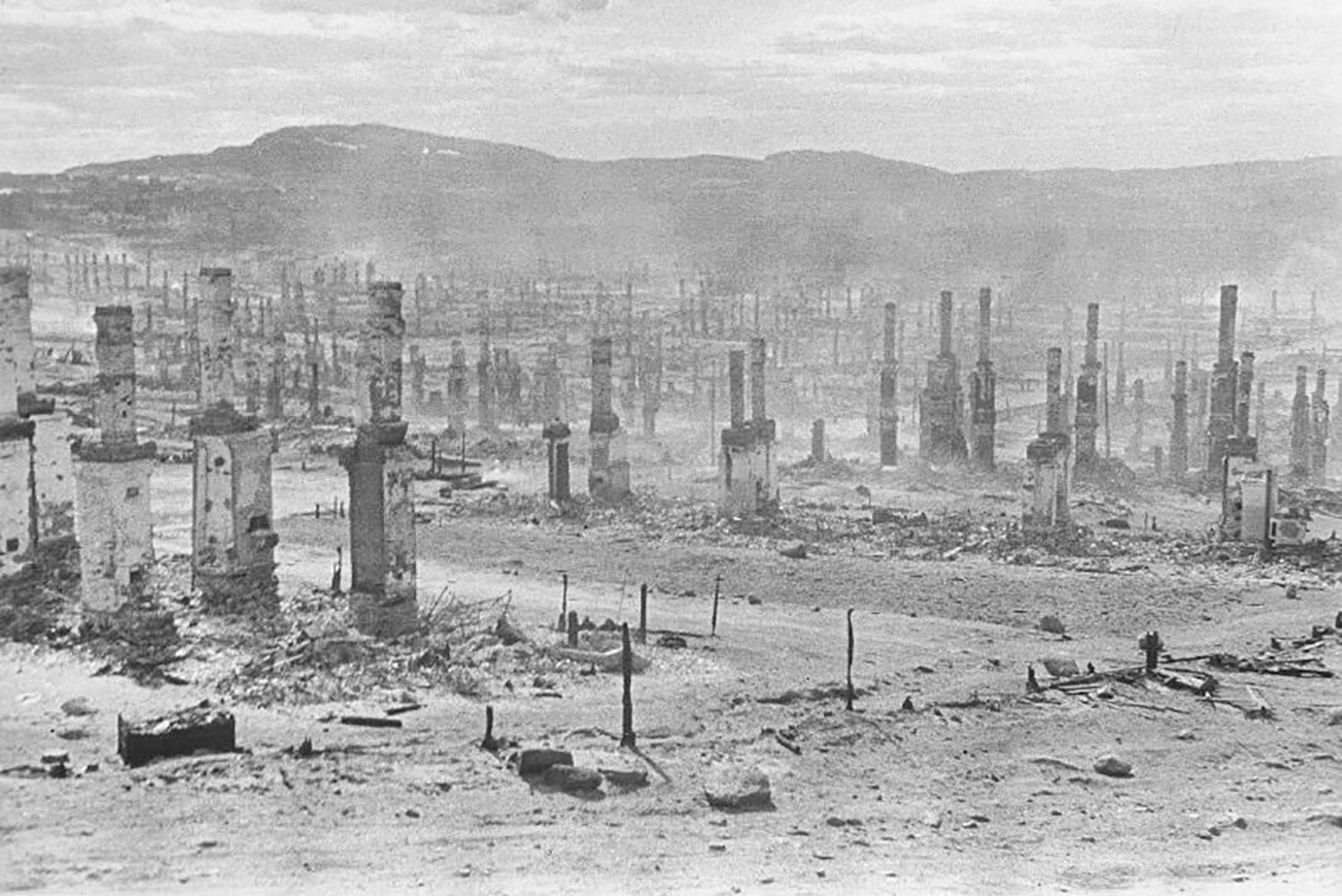 Allein am 18. Juni 1942 wurden 12.000 Bomben auf Murmansk abgeworfen, und über 600 Holzhäuser in der Stadt brannten nieder. Insgesamt wurden von Juni 1941 bis Oktober 1944 792 Luftangriffe (8.244 Einsätze) auf die Stadt geflogen.