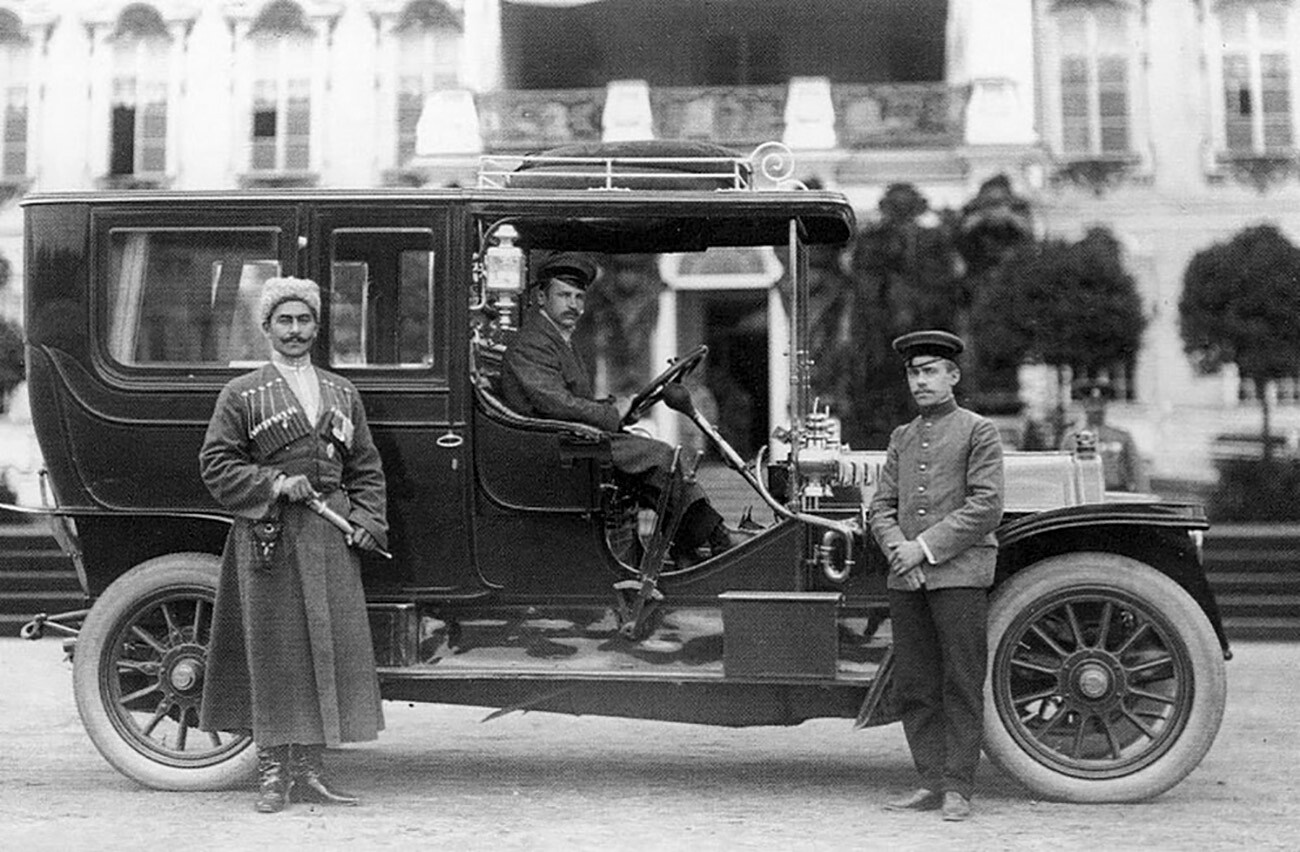 El chófer personal de Nicolás II, Adolphe Kégresse, al volante de su Mercedes Benz