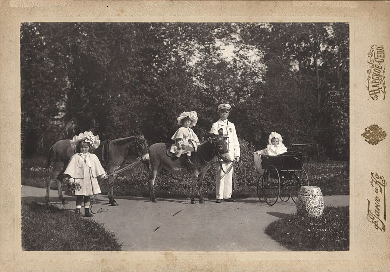Velike vojvodinje Olga, Tatjana in Marija na zasebnem vrtu Katarininega parka, 1900.
