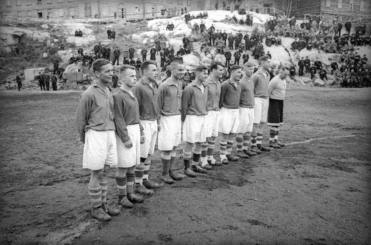 ソ連水兵チームと米国・英国チームとのサッカーの試合前。