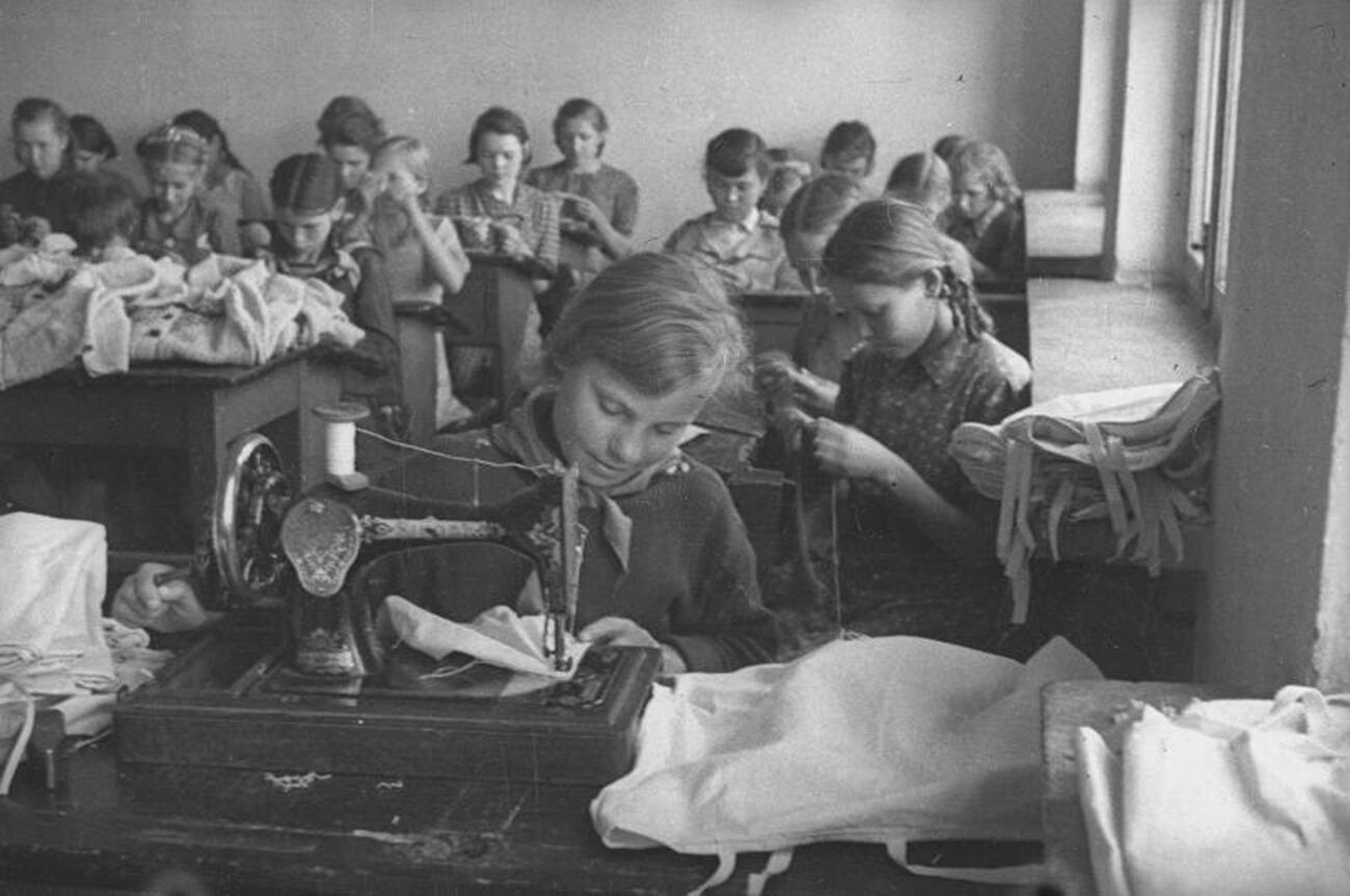 前線の兵士のために裁縫をする少女たち。