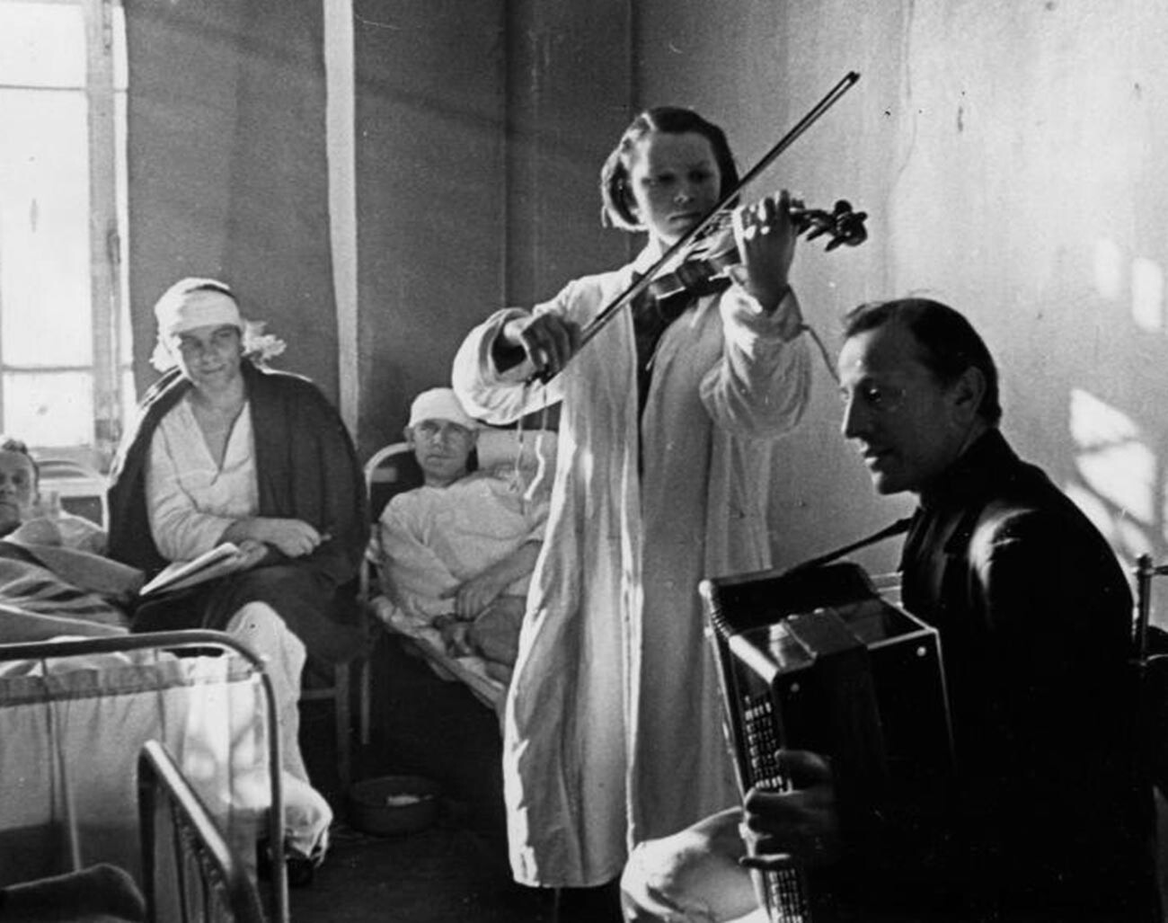 ソ連の人々は芸術が治療に役立つと考えていた。多くの音楽家が各地の軍の病院を回り、時には前線に赴いて兵士を鼓舞した。
