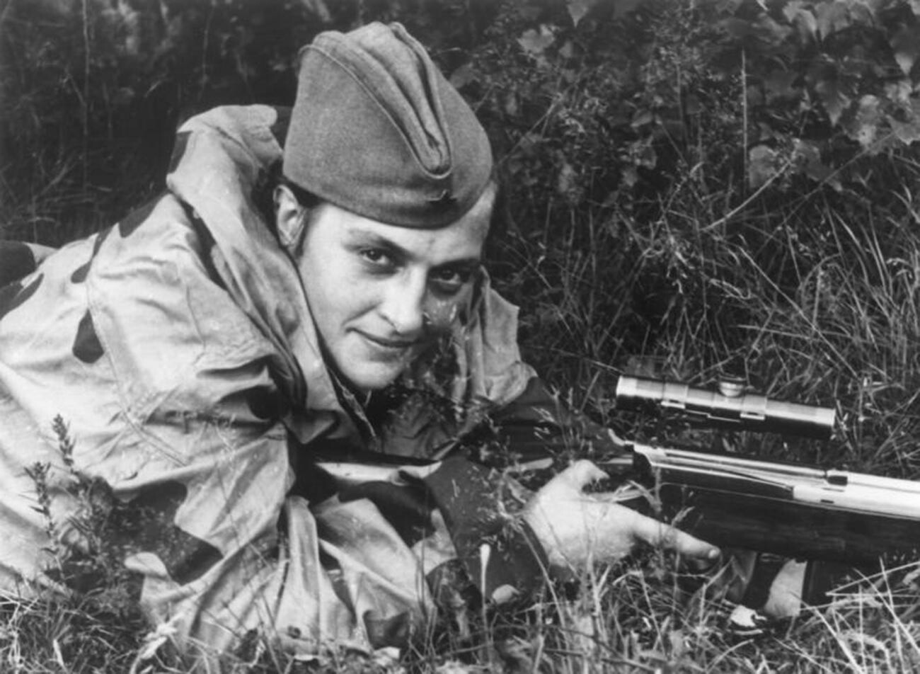ソ連の女性もナチスとの戦いに積極的に参加した。彼女らの中には、極めて勇敢な飛行機乗りや砲兵、そしてもちろん看護師もいた。写真では勲章を受けた狙撃手リュドミラ・パヴリチェンコが持ち場に就いている。