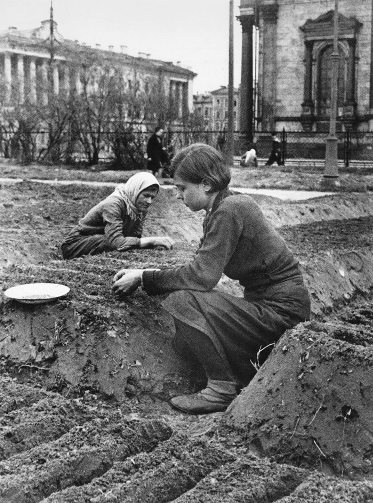 第二次世界大戦の特に暗い一幕が、900日近く続いたレニングラード包囲だ。「本土」から切り離されて補給を絶たれた市民は、食糧や暖房がない中で生き延びなければならなかった。下の写真では、女性たちが街の中心部、聖イサアク大聖堂のそばで野菜を育てている（大聖堂は街の目印となるためナチスの空爆を免れた）。