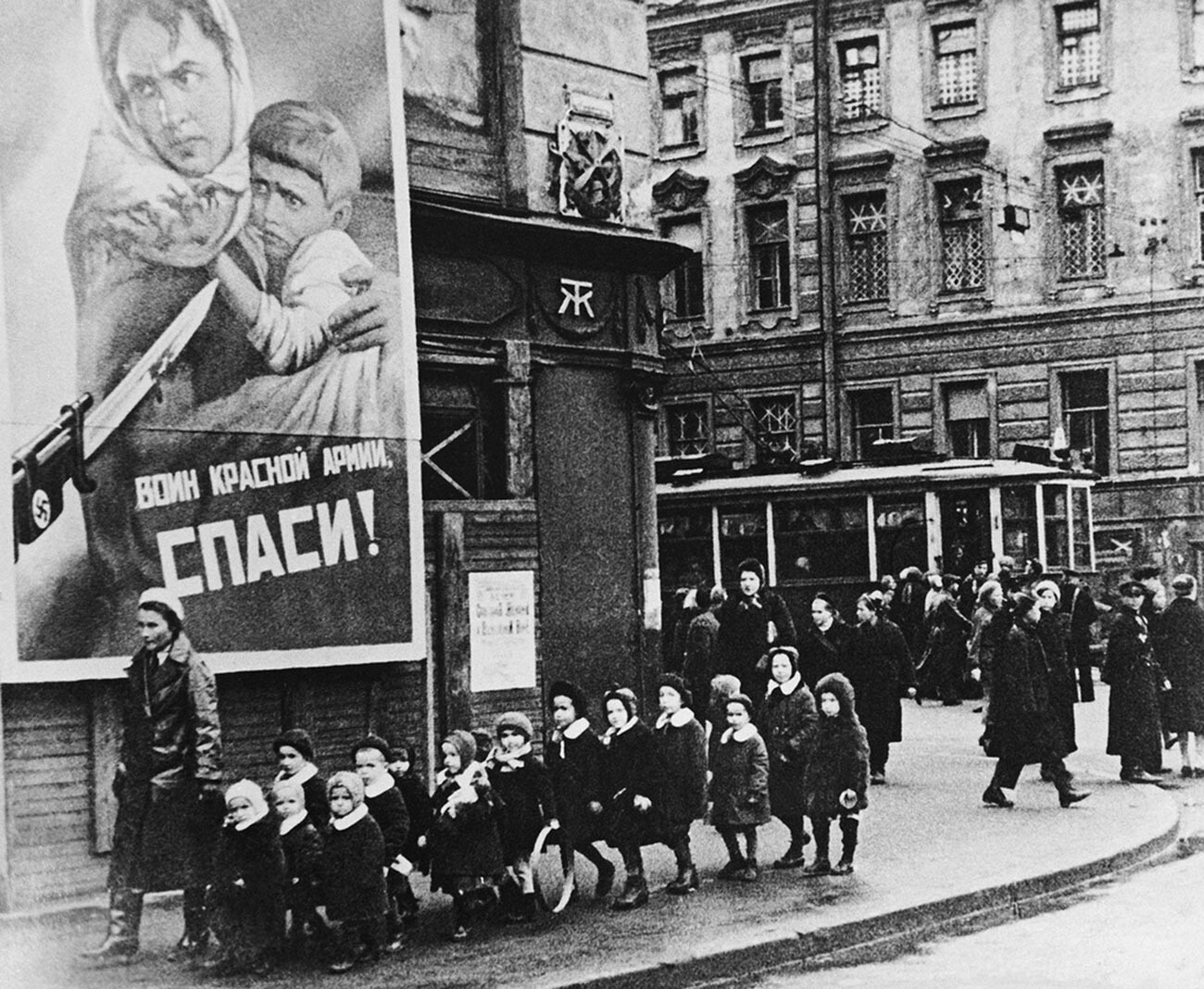 人々は包囲されたレニングラードで生き続けるため最善を尽くした。劇場や国家機関は通常通り機能していた。