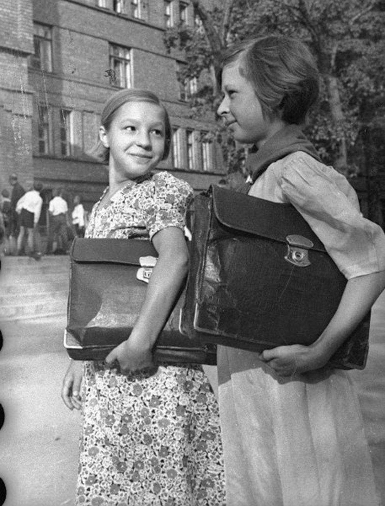 登校中のモスクワの少女ら。