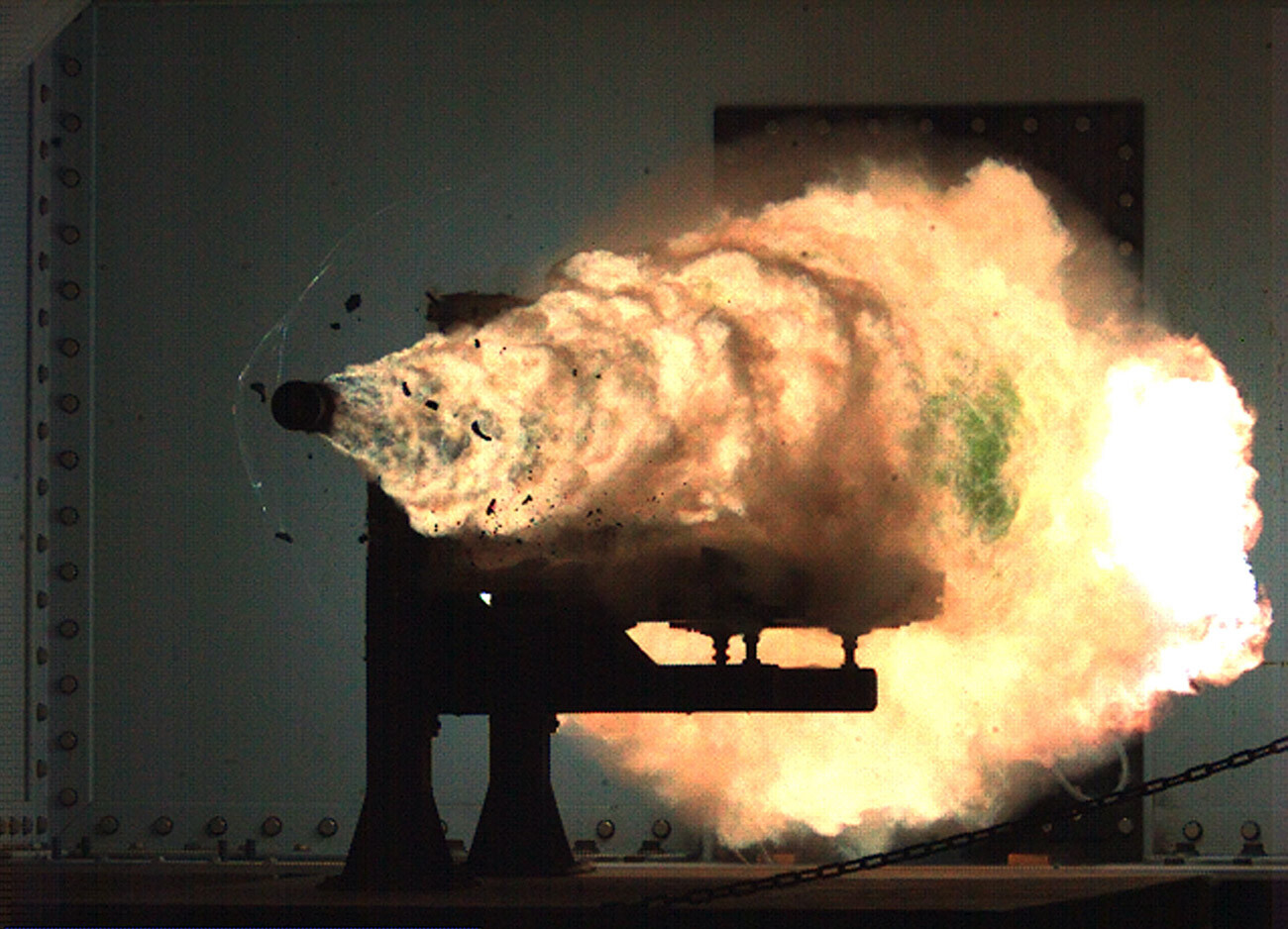 Тестирање електромагнетног шинског топа (railgun). Naval Surface Warfare Center, САД, јануар 2008.