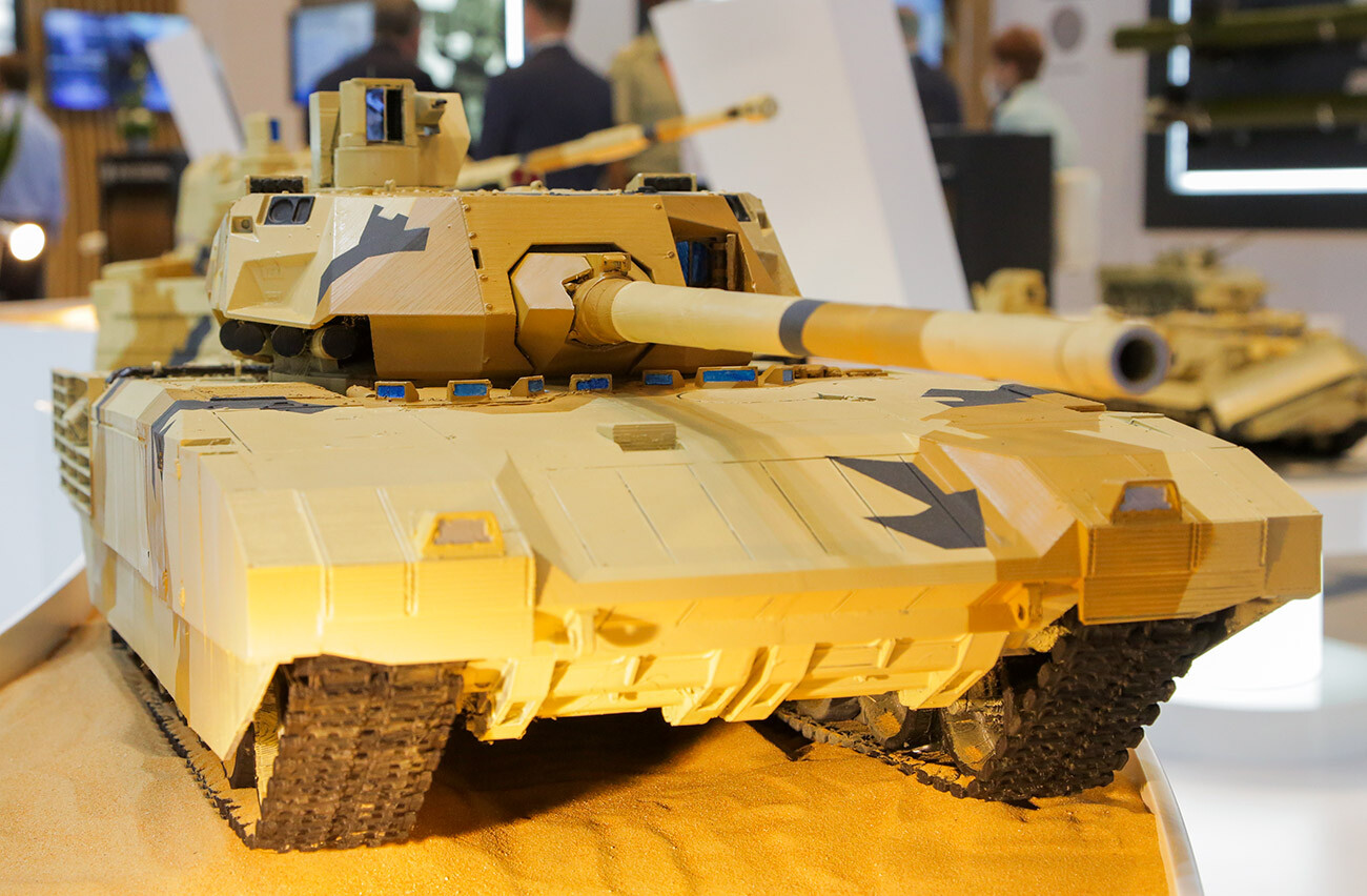 Макета најновијег руског тенка Т-14 „Армата“ на Међународној изложби наоружања и војне технике IDEX.