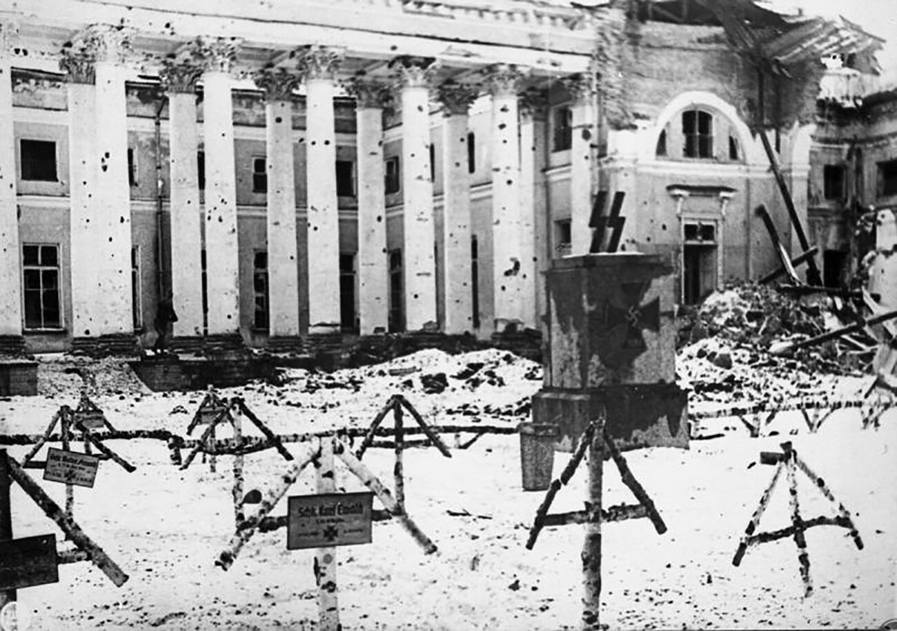 Il terreno davanti al Palazzo di Alessandro, a Tsarskoe Selo, fu usato dai nazisti come cimitero