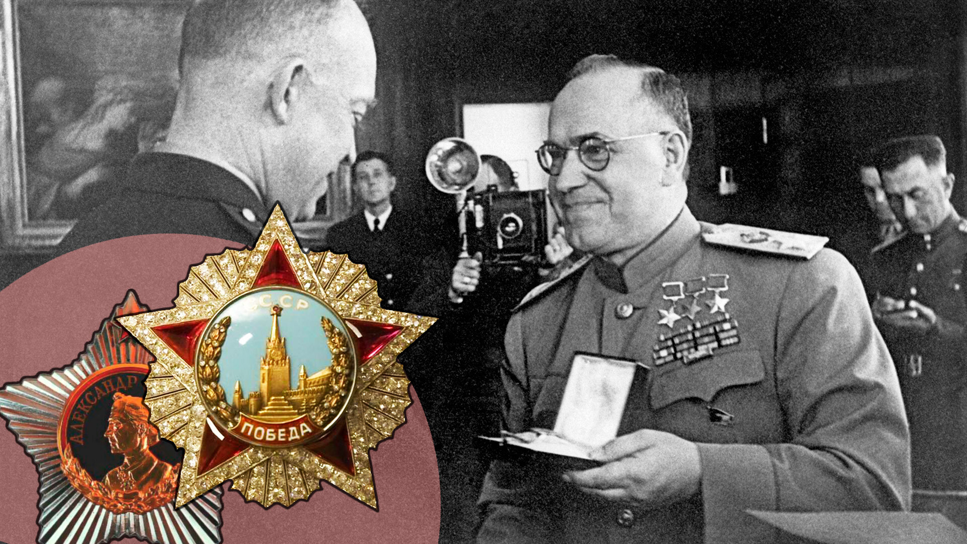 Maršal Sovjetske zveze Georgij Žukov izroča red zmage generalu ameriške vojske Dwightu Eisenhowerju, vrhovnemu poveljniku zavezniških ekspedicijskih sil v zahodni Evropi,  na ameriškem vojaškem poveljstvu v Frankfurtu na Majni v Nemčiji, junij 1945.