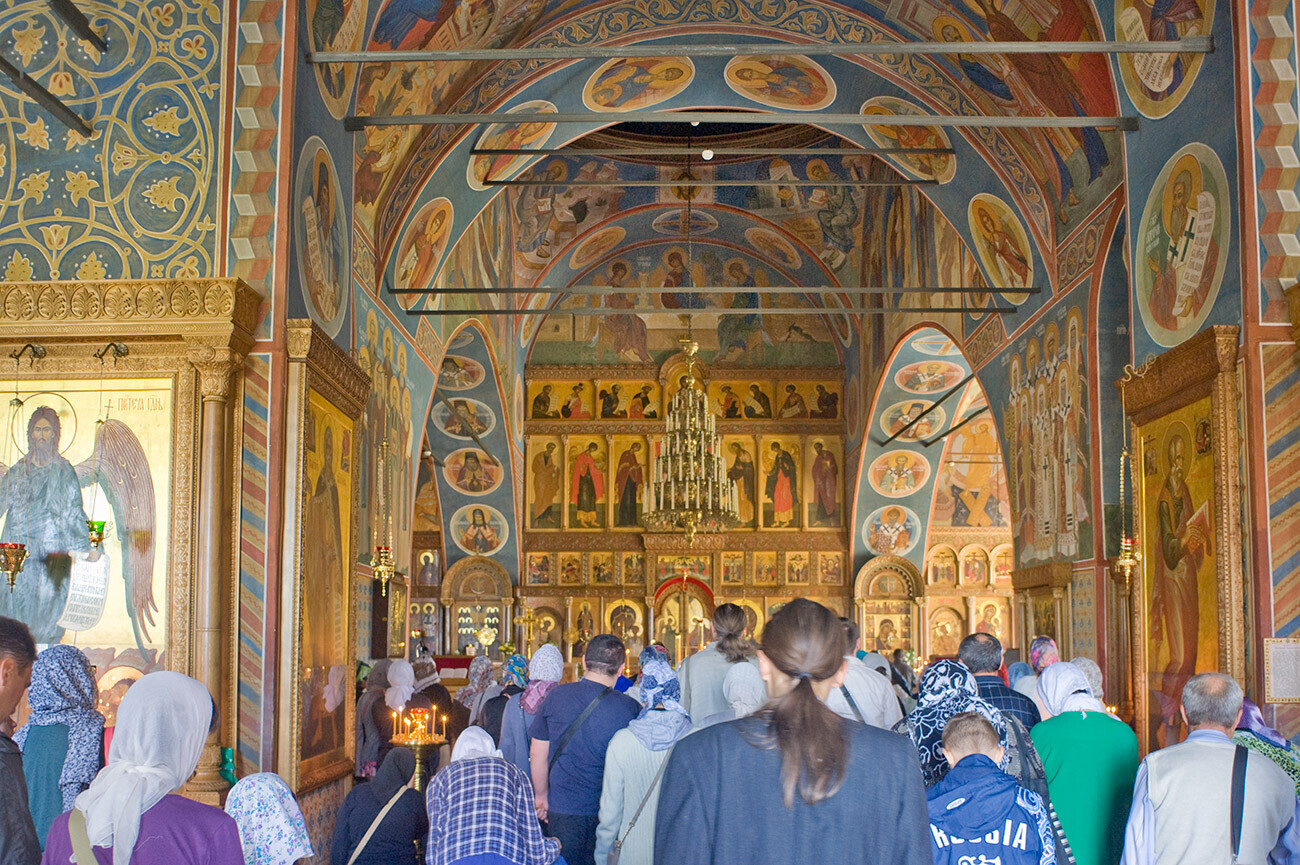 Óptina Pustin, Monasterio de la Presentación. Iglesia del Icono de la Virgen de Kazán, Interior, vista este hacia la pantalla del icono. 23 de agosto de 2014