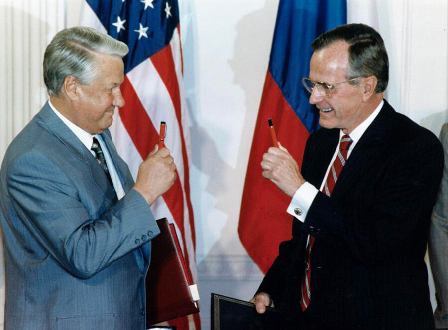 ボリス・エリツィンとジョージ・H・W・ブッシュは冷戦終結の条約に署名。
