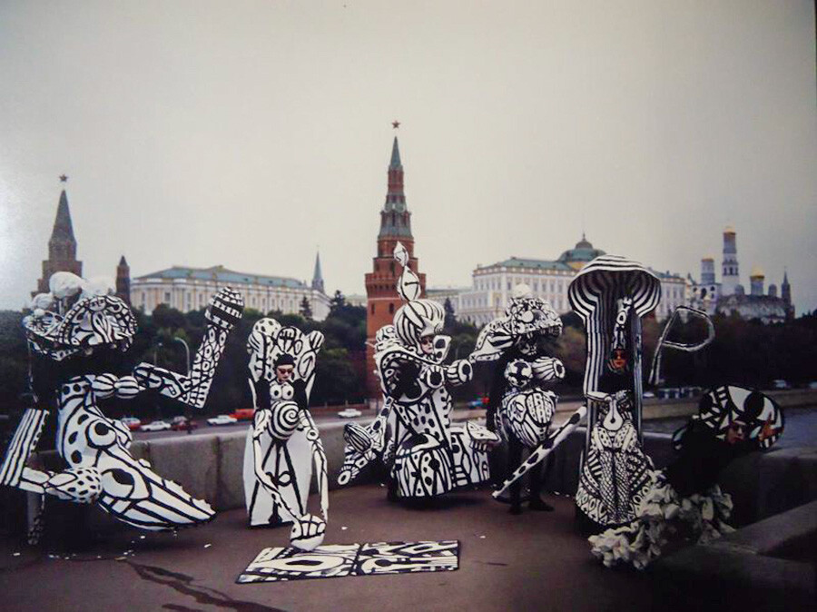 この国は、言論、政策、それにもちろん芸術でも自由を得た。この写真は、クレムリン前でパフォーマンスするアンドレイ・バルテネフ。