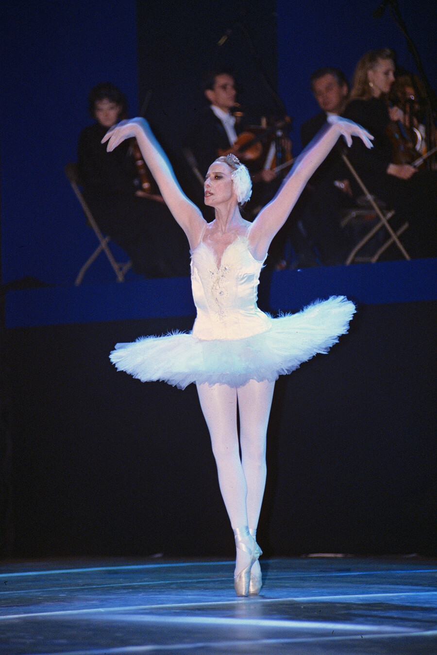 67歳のバレエ界の星、マイヤ・プリセツカヤが赤の広場で「瀕死の白鳥」を演じる。