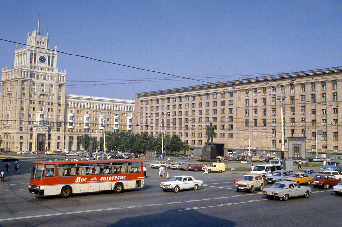 モスクワ、マヤコフスキー広場の交通状況。