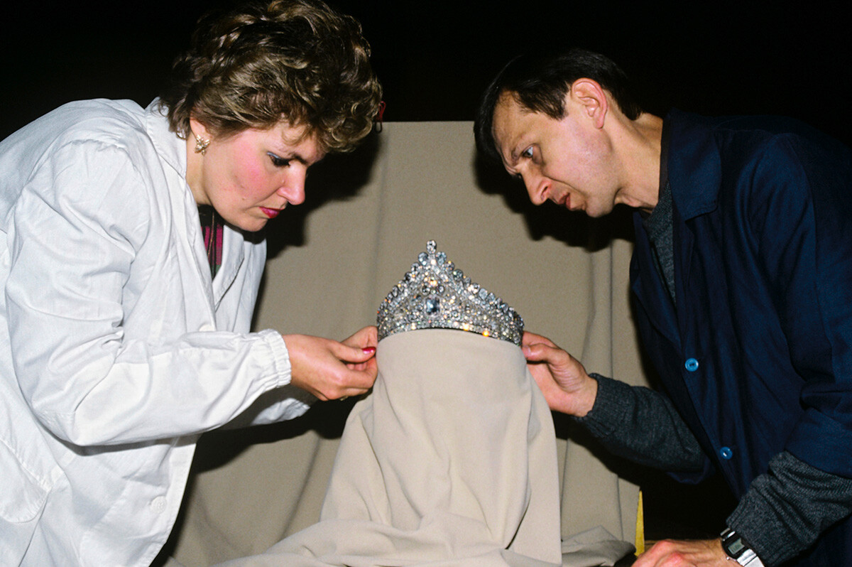 クレムリン博物館の職員がダイヤモンド庫に展示されるロマノフの財宝を写真撮影のために準備している。