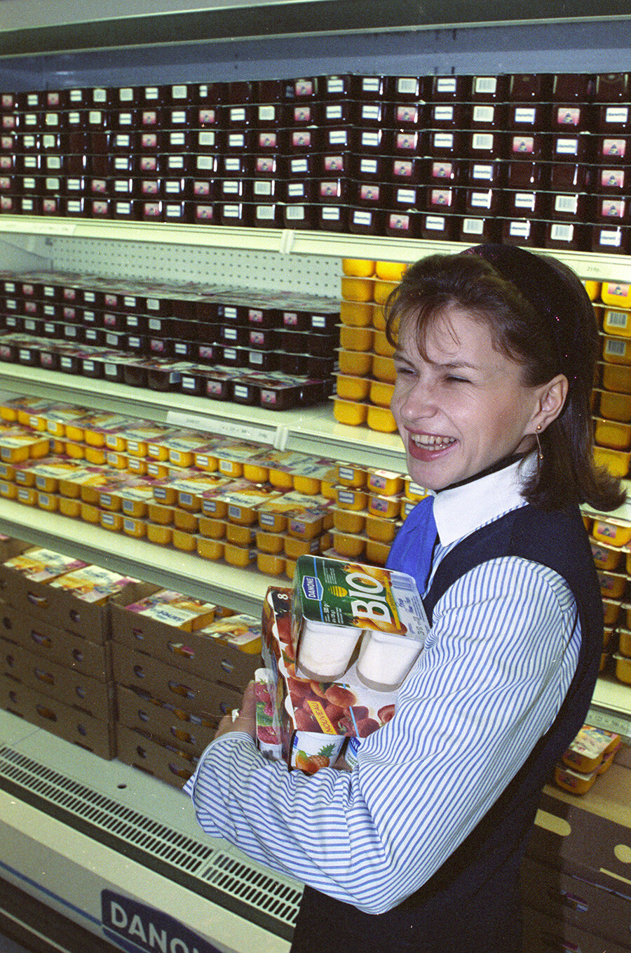 モスクワ中心部で最初のスーパーマーケットがオープンし、ダノン社の乳製品が販売された。人々は海外製ヨーグルトを求めて列をなした。