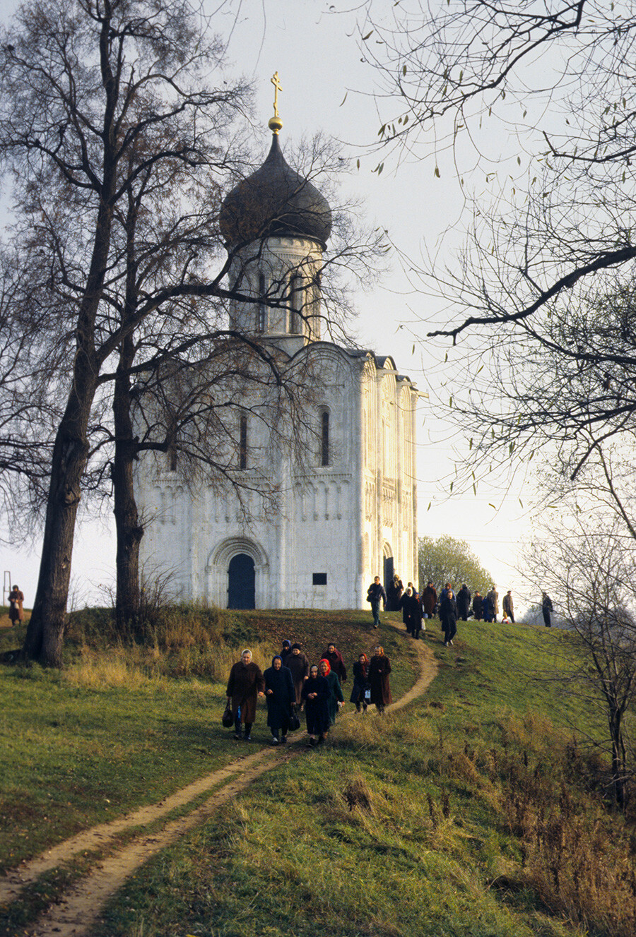 ロシアで最も美しい小教会のひとつ、ウラジーミル州のネルリ河畔にある生神女庇護聖堂も再び活動を始めた。