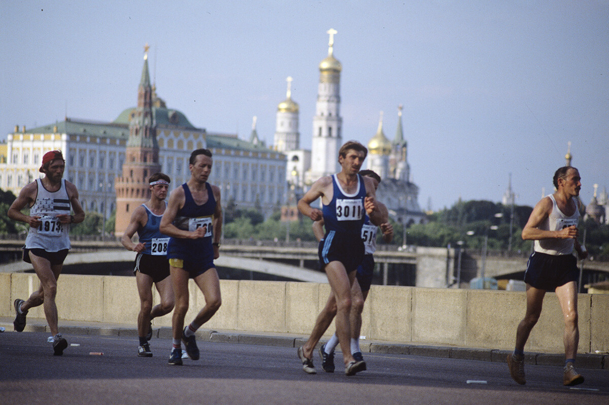 Internationale Läufer nehmen am alljährlichen Moskau-Marathon teil. 