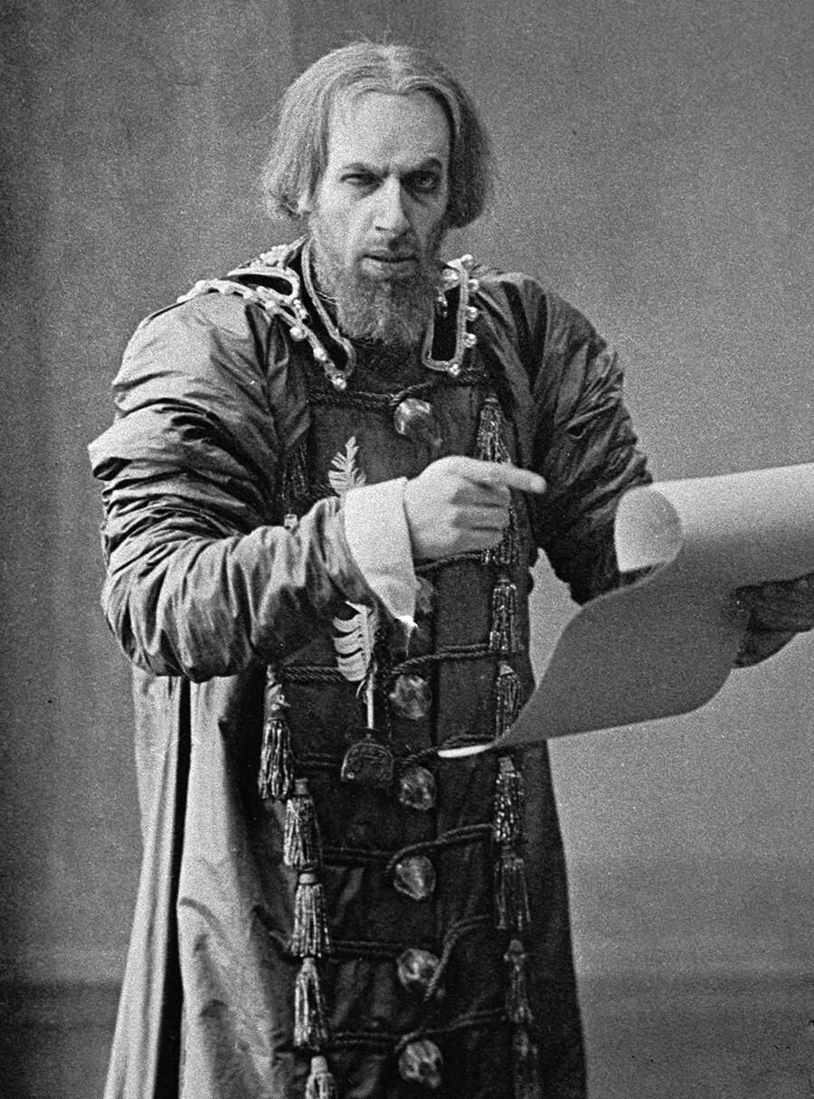 Vsévolod Meyerhold en el papel de Vasili Shuisky en el escenario del Teatro de Arte de Moscú.
