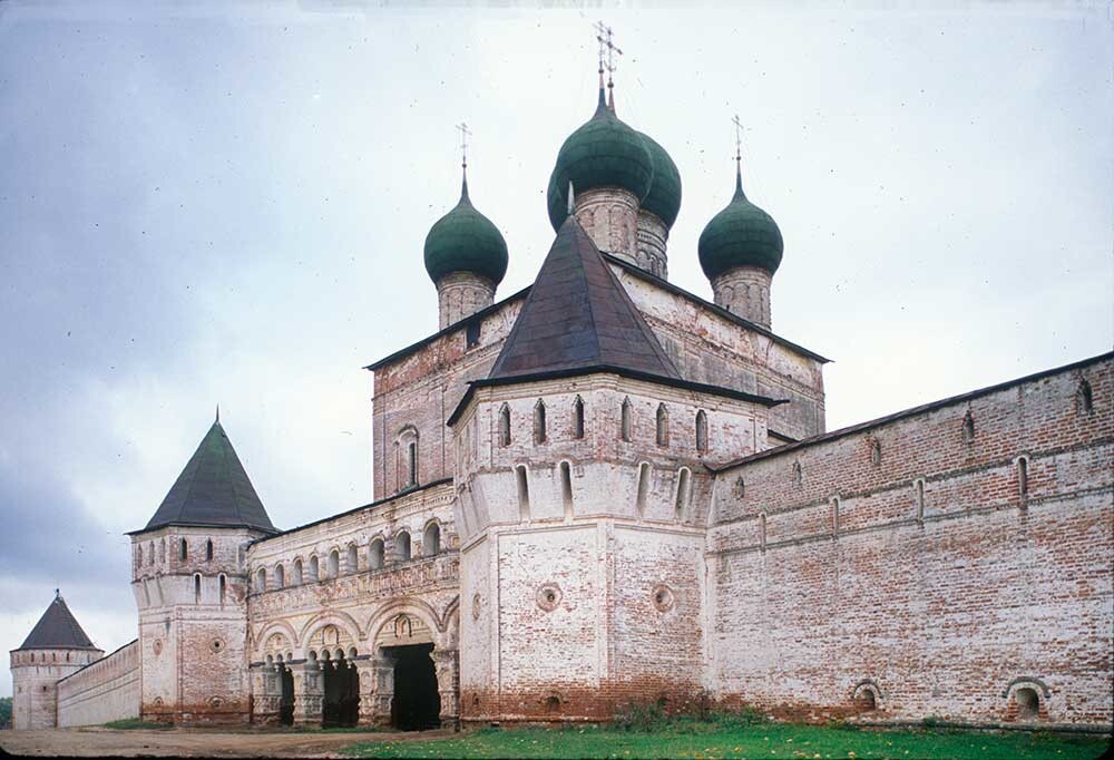 Monastère des Saints-Boris-et-Gleb. Mur et tours nord, avec l'église Saint-Serge au-dessus de la porte sud