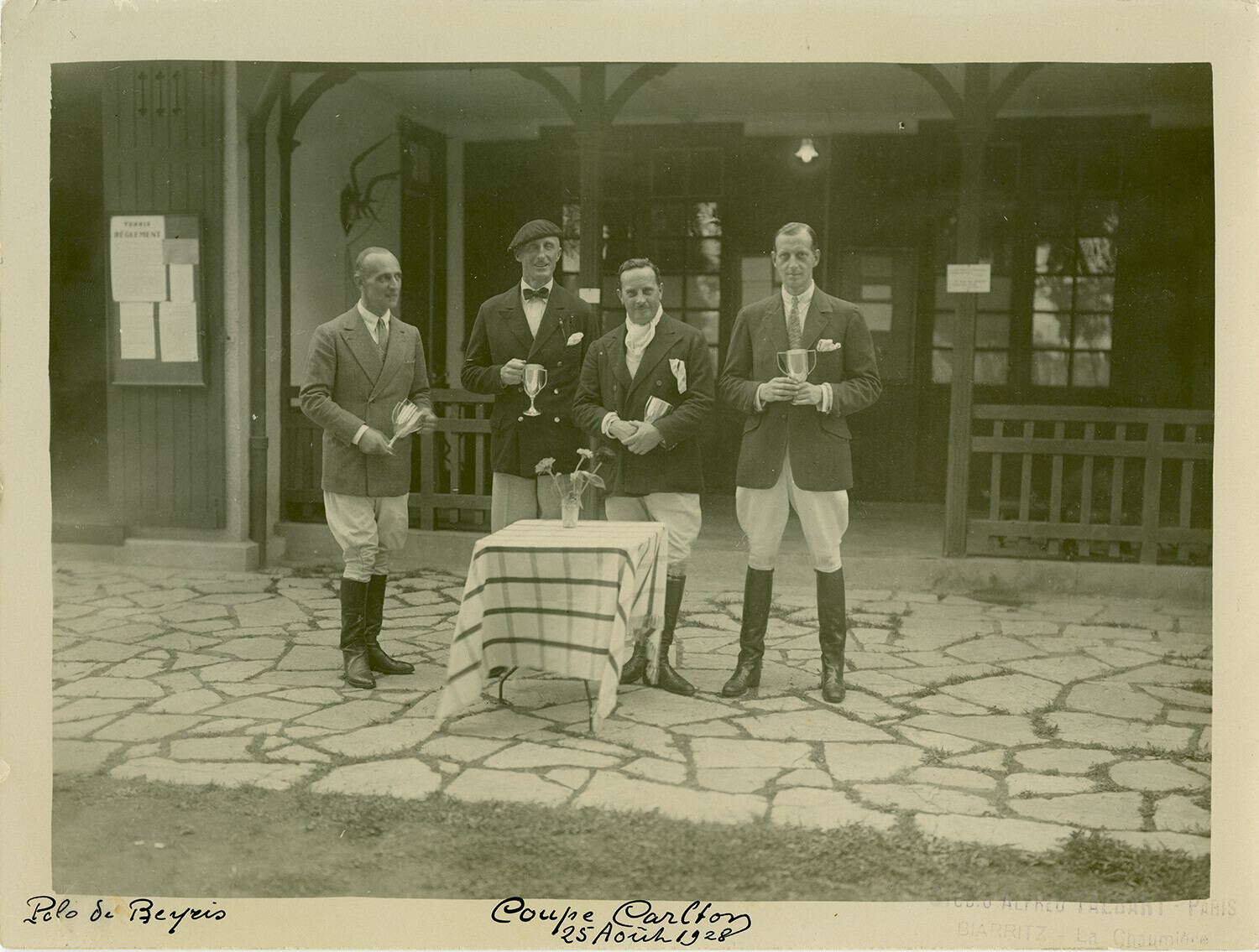 Grão-duque Dmítri emigrou da Rússia após a Revolução de 1917. Foto na competição Polo de Beyris Coupe Carlton, 5 de agosto de 1928
