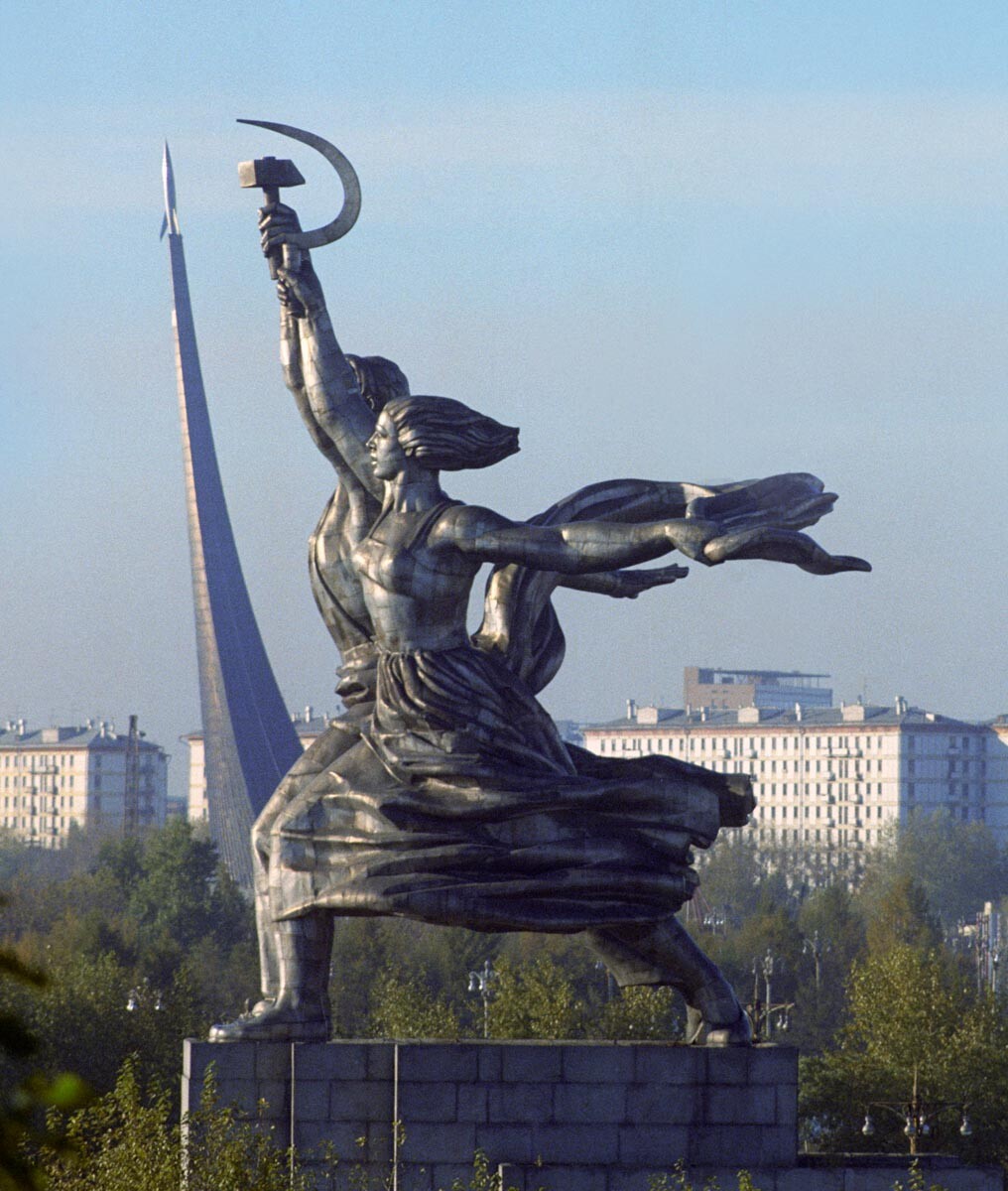 Скульптура работы архитектора Веры Игнатьевны Мухиной 