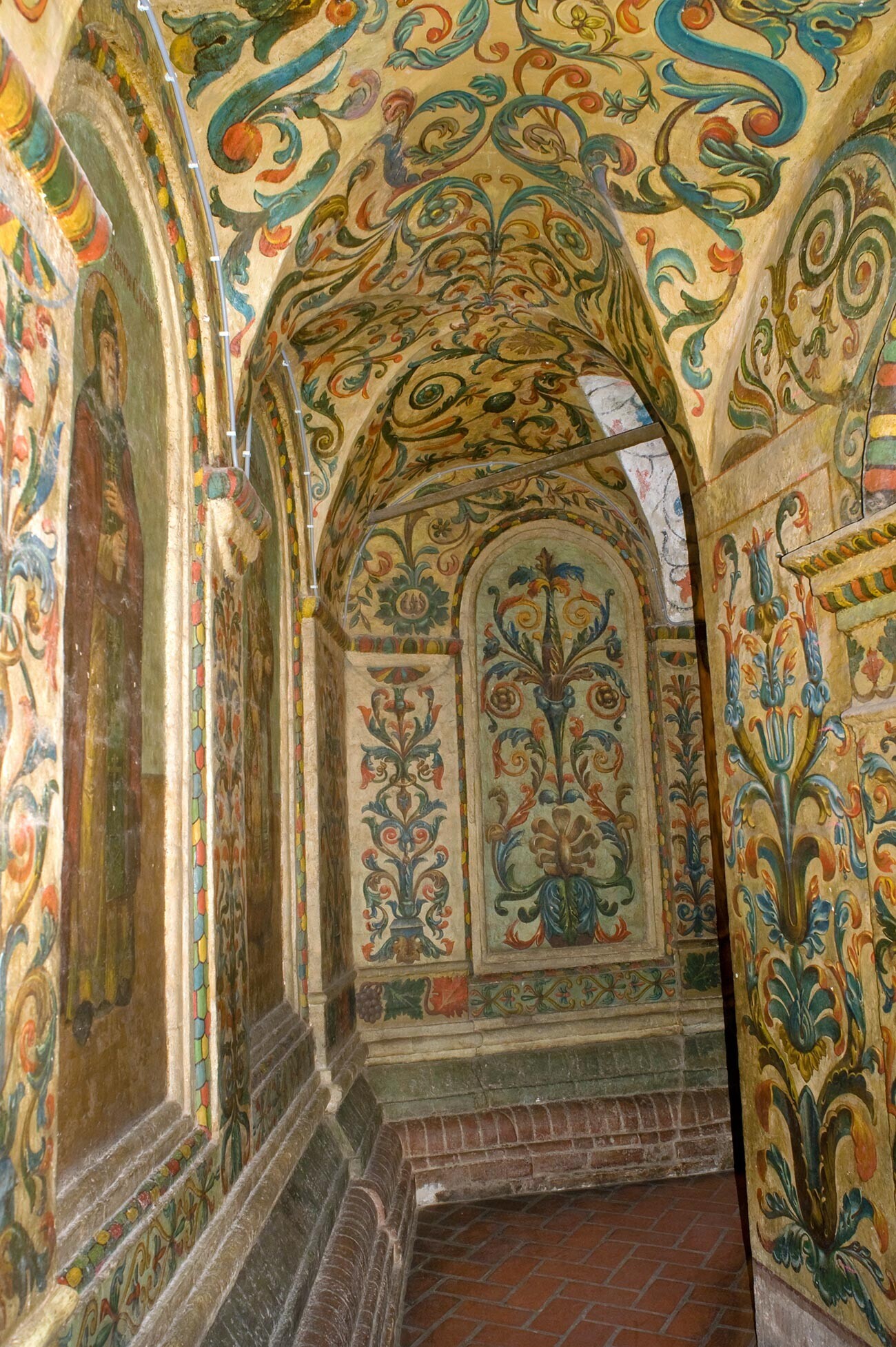 St. Basil, interior. Lorong galeri utara dengan lukisan dinding abad ke-19. Kiri: lukisan St. Nicetas the Stylite. 2 Juni 2012