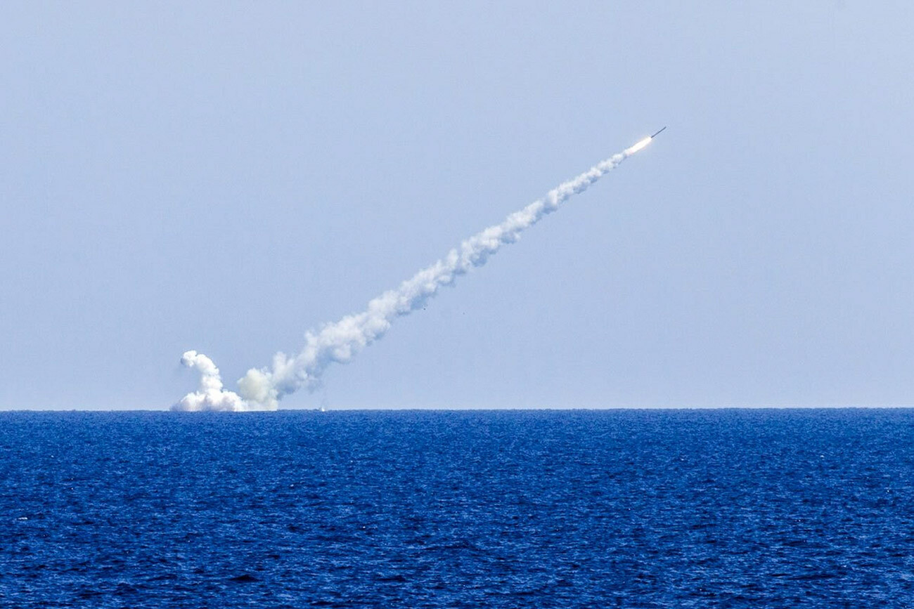  Ruski podmornici Veliki Novgorod in Kolpino izstreljujeta rakete Kaliber