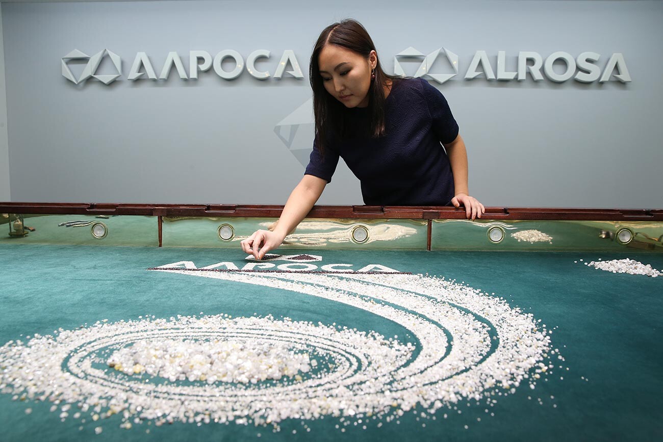 Diamants dans la salle d'exposition du Centre de tri des diamants de la compagnie Alrosa, en avril 2017 dans la ville de Mirny (Iakoutie)