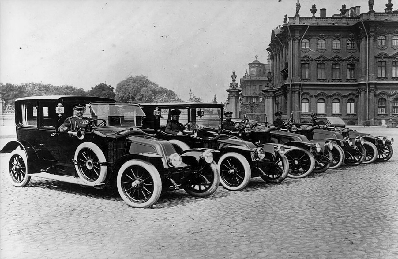 Automobili Renault dell'imperatore, in piazza Dvortsovaja a San Pietroburgo