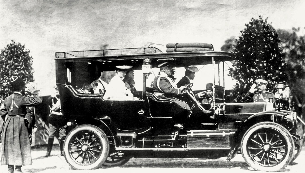 Un'auto dell'imperatore con l'imperatrice Aleksandra Fedorovna sul sedile posteriore