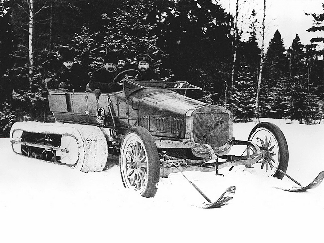 L'auto ibrida progettata da Adolphe Kégresse
