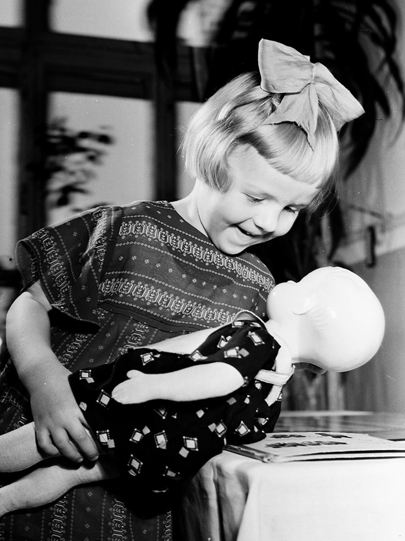 Fillette avec sa nouvelle poupée, 1956