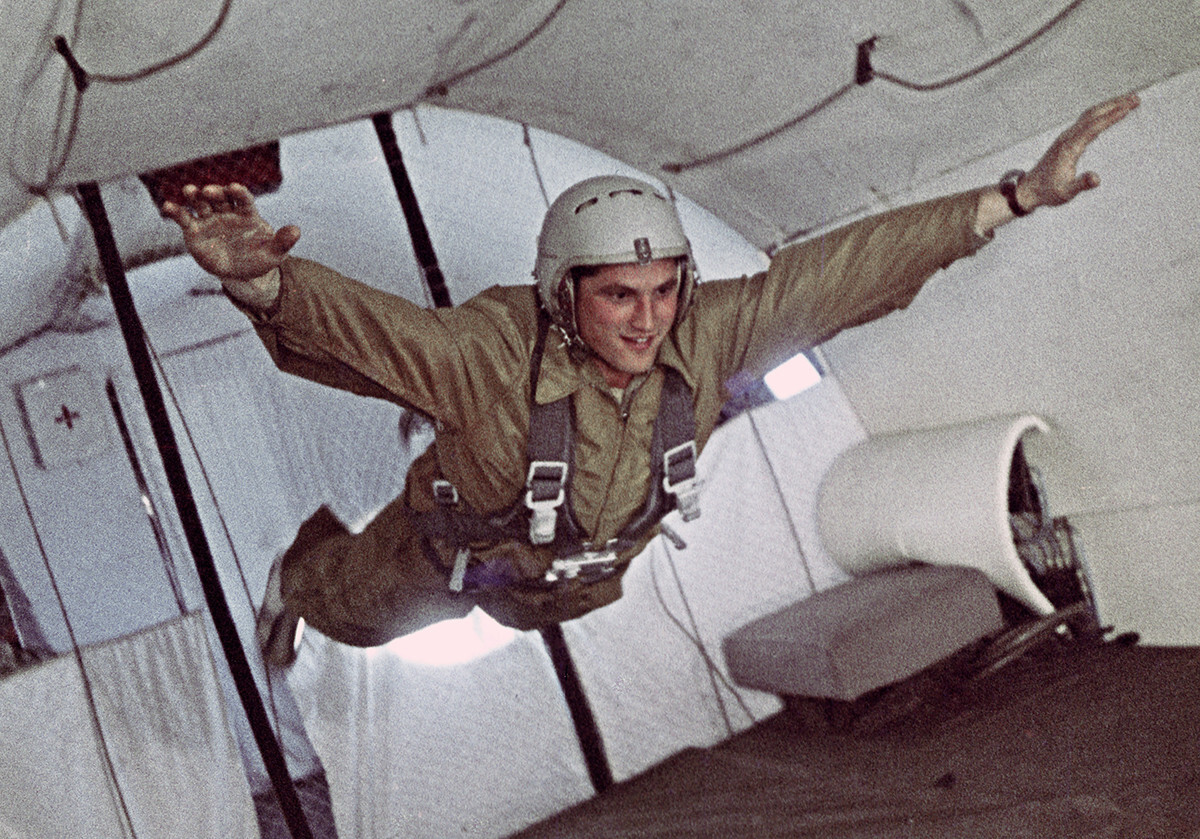 Borís Volinov disfruta de la ingravidez del espacio durante su entrenamiento en 1965.