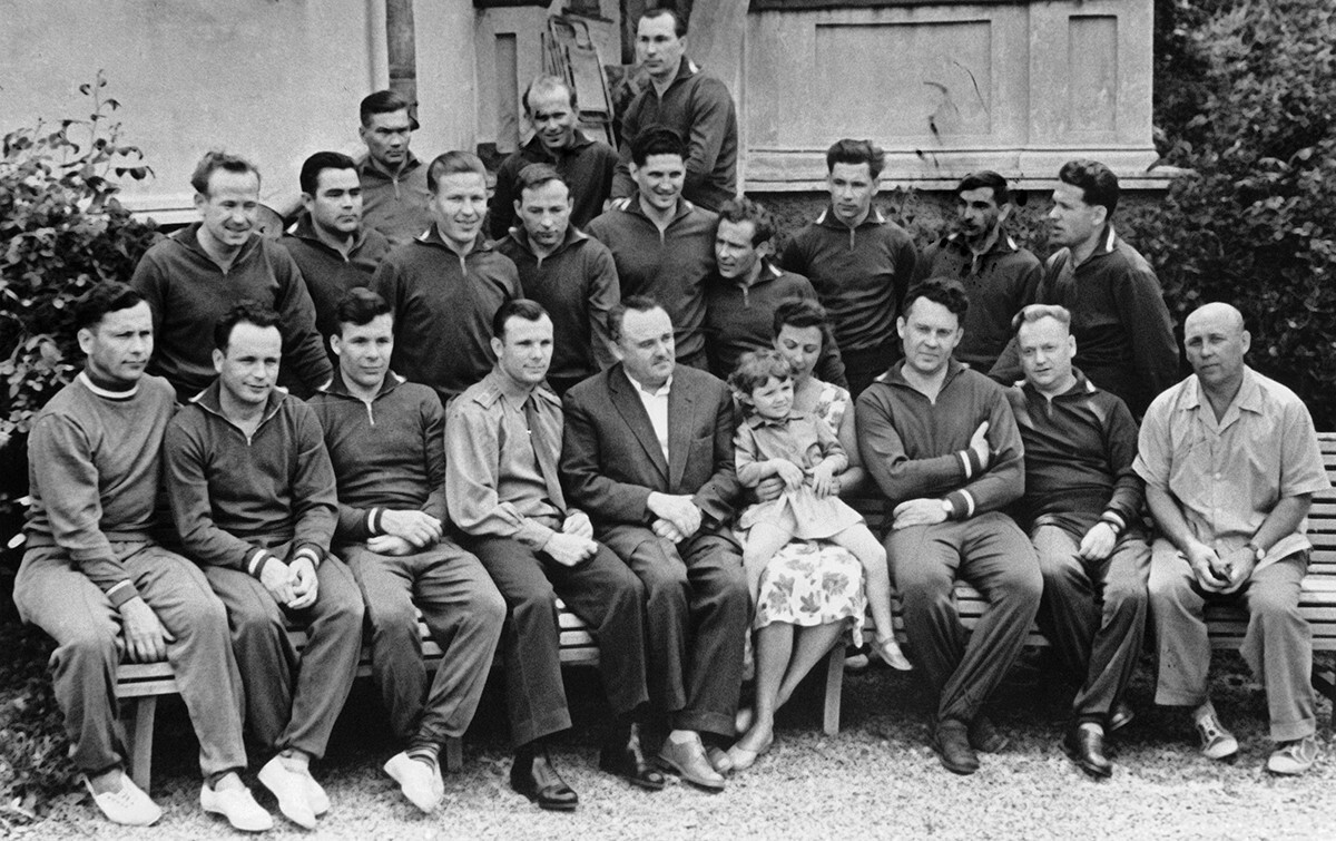 Miembros del primer grupo de cosmonautas soviéticos en 1961. Segunda fila (de izquierda a derecha): Alexéi Leonov, Andriyan Nikolayev, Mars Rafikov, Dmitri Zaikin, Borís Volynov, Guerman Titov, Grigori Neliúbov, Valery Bykovsky, Gueorgui Shonin.