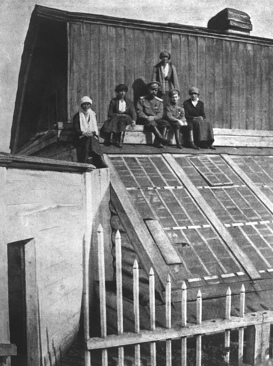 Der ehemalige Zar Nikolaus II. und seine Kinder sitzen auf dem Dach eines Gewächshauses während ihrer Gefangenschaft in Tobolsk.