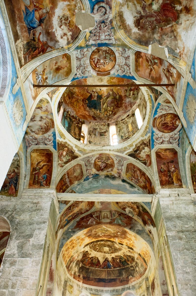 Cathédrale Saint-Georges. Intérieur avec peintures du début du XIXe siècle de Timofeï Medvedev. En bas : La Cène