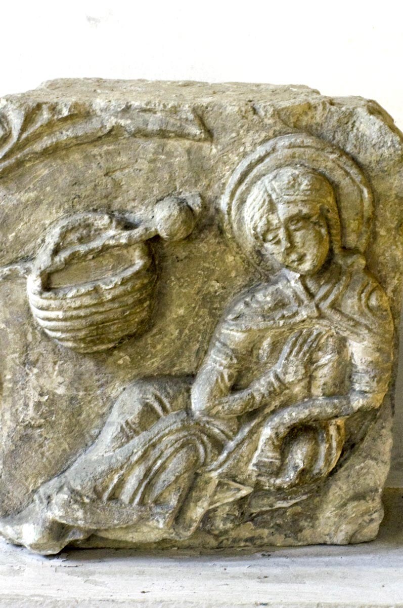 Cathédrale Saint-Georges. Fragment de calcaire sculpté (jeune fille endormie)