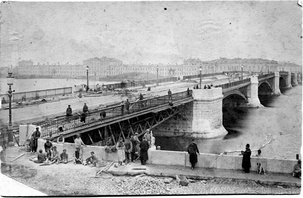 Jembatan Alexandrovsky (sekarang Liteiny) sedang dibangun
