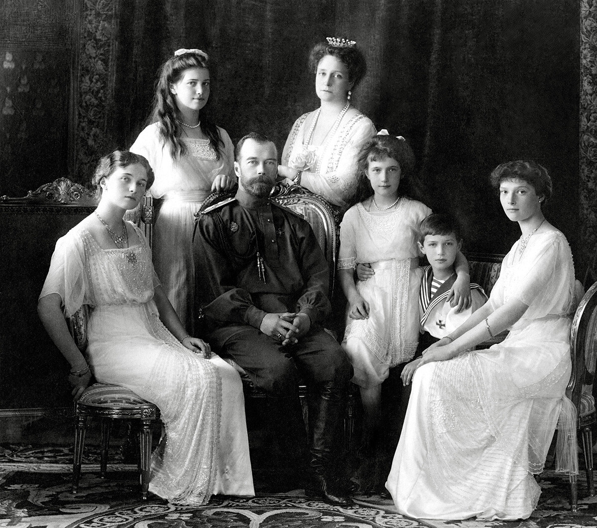 ニコライ2世と家族。左側から娘のオリガ、マリア、ニコライ2世、アレクサンドラ・フョードロヴナ、娘のアナスタシア、息子のアレクセイ、娘のタチアナ。リヴァディア、1913年。