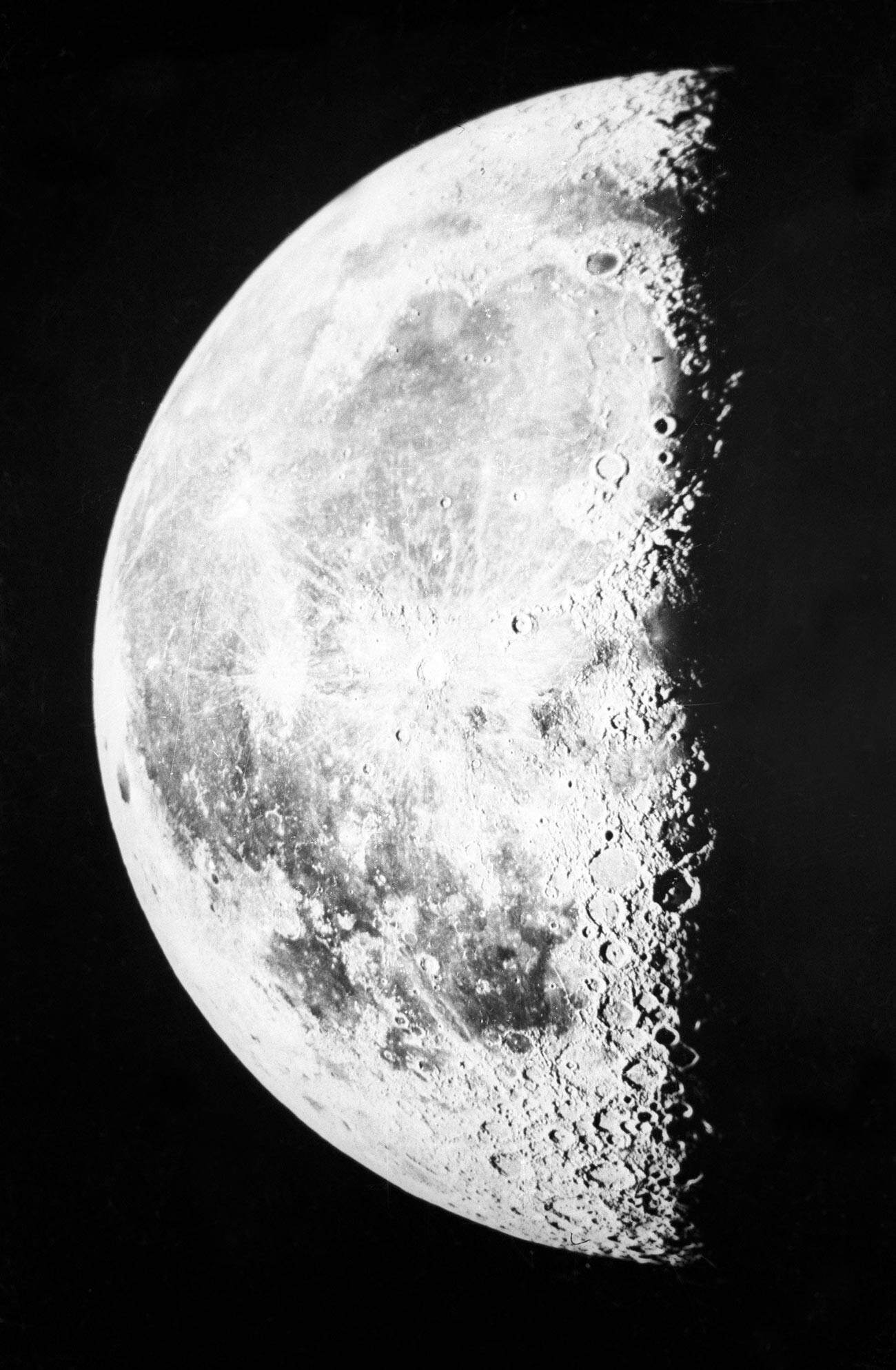 Луна в объективе телескопа.