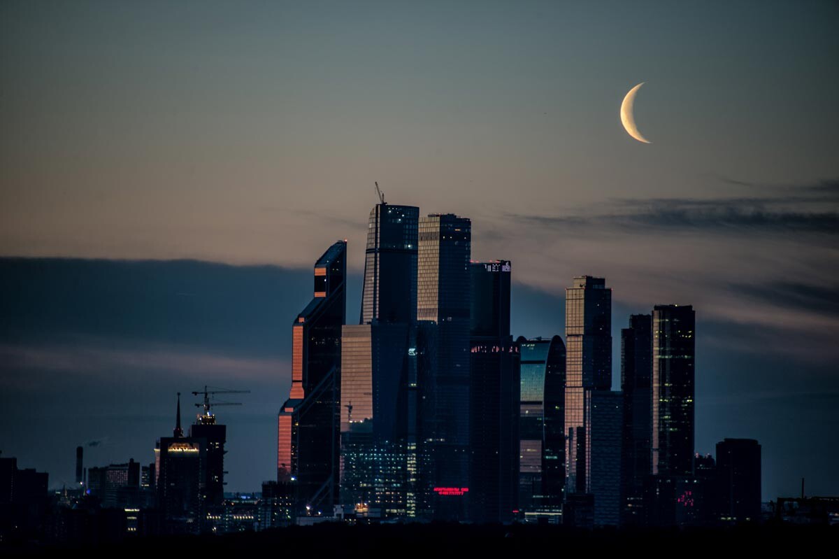 Le centre d'affaires Moscow-City sous le Soleil et la Lune.