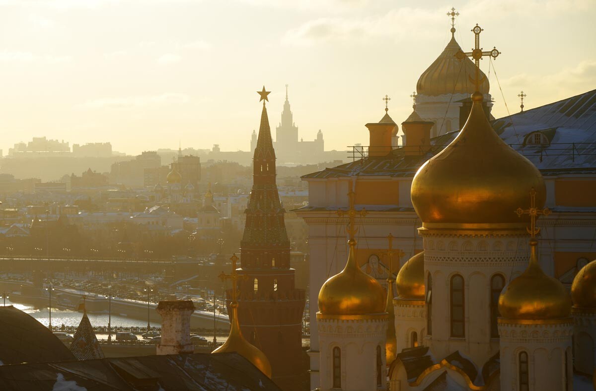 Les premiers rayons du soleil se reflètent dans les dômes dorés des cathédrales du Kremlin.