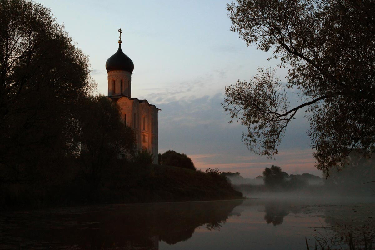 Un lever de soleil brumeux sur l'église de l'Intercession-de-la-Vierge sur la Nerl, datant du XIIe siècle, dans la région de Vladimir.