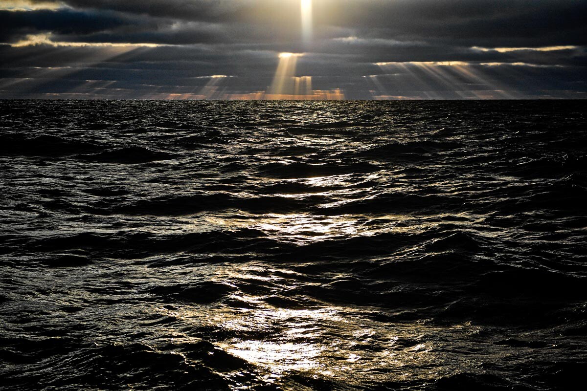 Les premiers rayons du soleil sur la mer de Kara, dans l'océan Arctique, vus depuis le voilier Sedov lors de son expédition autour du monde.