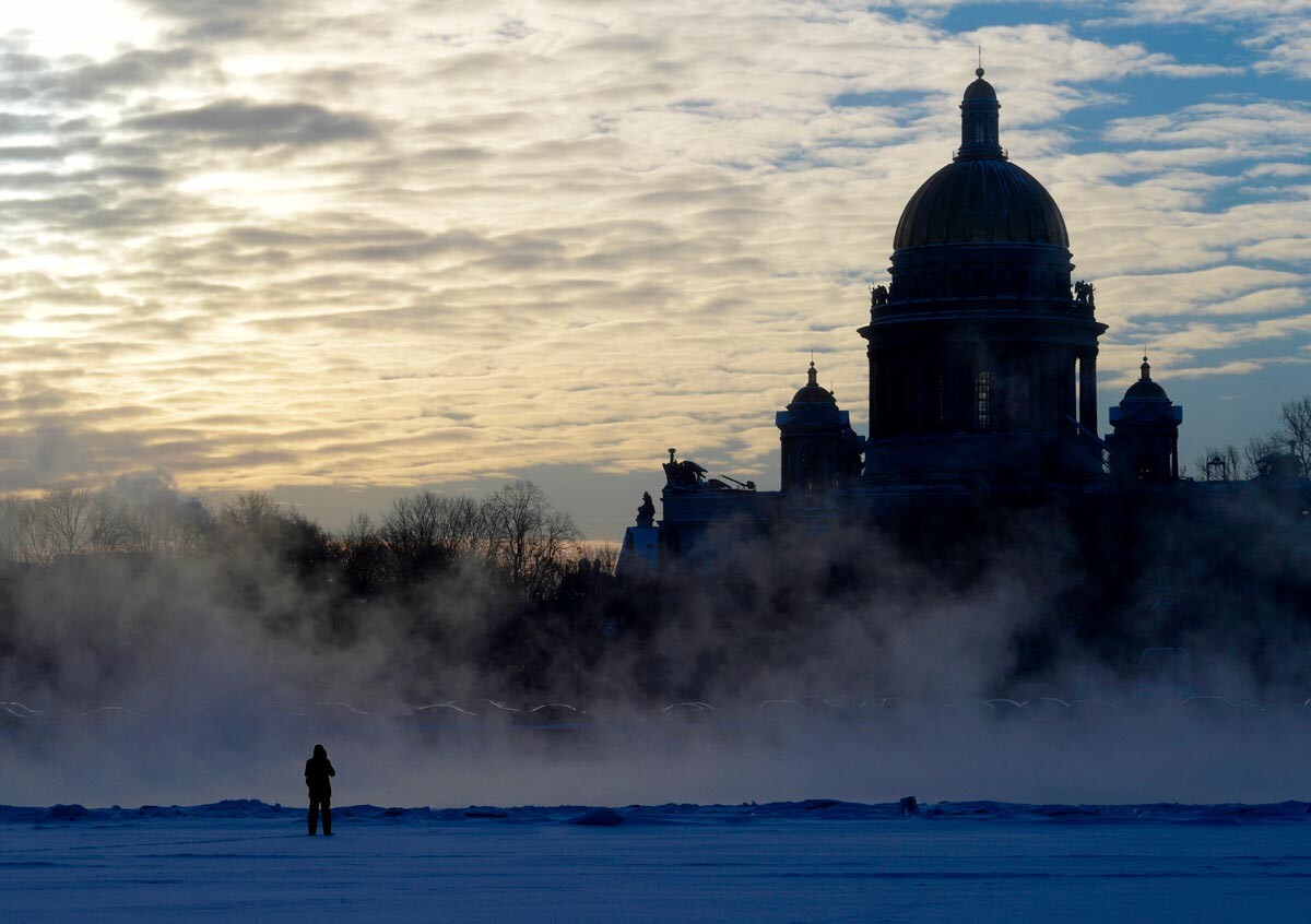 Lever de soleil glacial sur un Saint-Pétersbourg hivernal, avec la cathédrale Saint-Isaac en toile de fond.