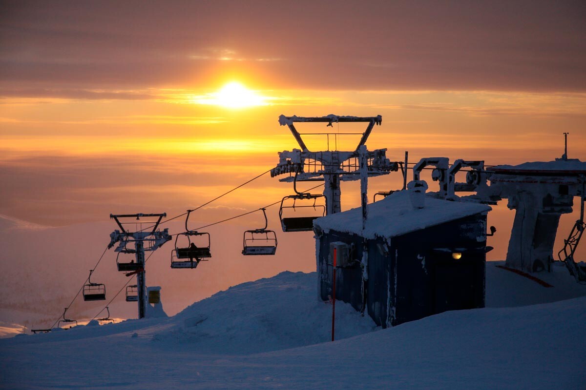 La station de ski de Kirovsk, dans la région de Mourmansk, rencontre les premières lueurs du jour.