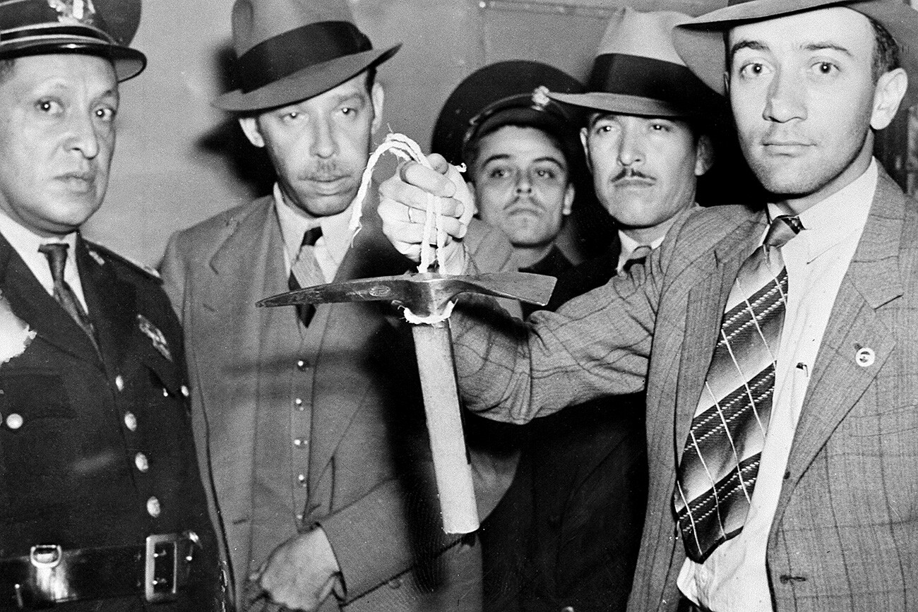 Un policía mexicano sostiene el piolet usado por Ramón Mercader para herir mortalmente a Lev Trotski. Ciudad de México, 20 de agosto de 1940. 